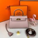 Hermès Handbag. Measuring 20.5 x 14 x 5 cm, this exquisite piece combines compact elegance with functional design.