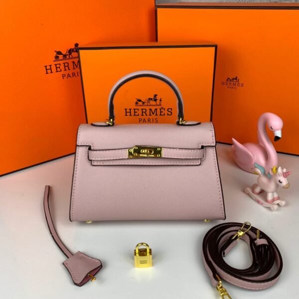 Hermès Handbag. Measuring 20.5 x 14 x 5 cm, this exquisite piece combines compact elegance with functional design.