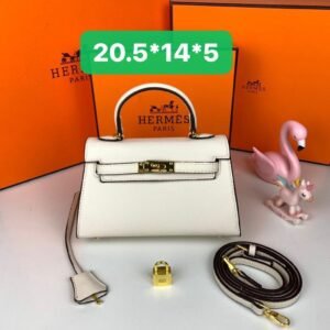 Hermès Handbag. Measuring 20.5 x 14 x 5 cm, this exquisite piece combines compact elegance with functional design.