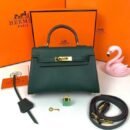 Hermès Handbag. Measuring 20.5 x 14 x 5 cm, this exquisite piece combines compact elegance with functional design.