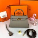 Hermès Handbag. Measuring 20.5 x 14 x 5 cm, this exquisite piece combines compact elegance with functional design.