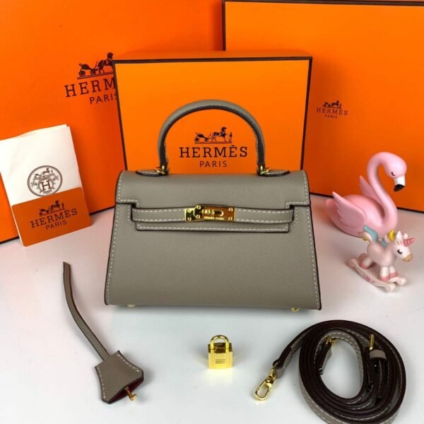 Hermès Handbag. Measuring 20.5 x 14 x 5 cm, this exquisite piece combines compact elegance with functional design.