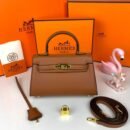 Hermès Handbag. Measuring 20.5 x 14 x 5 cm, this exquisite piece combines compact elegance with functional design.