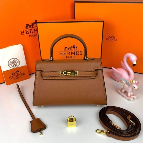 Hermès Handbag. Measuring 20.5 x 14 x 5 cm, this exquisite piece combines compact elegance with functional design.