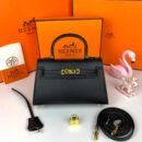 Hermès Handbag. Measuring 20.5 x 14 x 5 cm, this exquisite piece combines compact elegance with functional design.