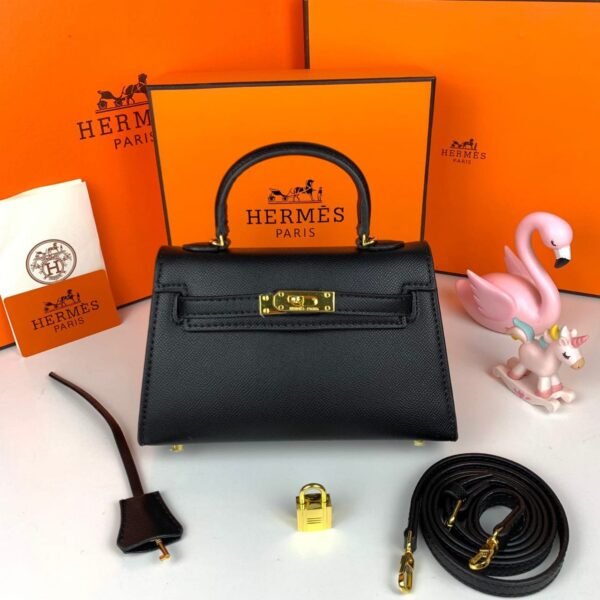 Hermès Handbag. Measuring 20.5 x 14 x 5 cm, this exquisite piece combines compact elegance with functional design.