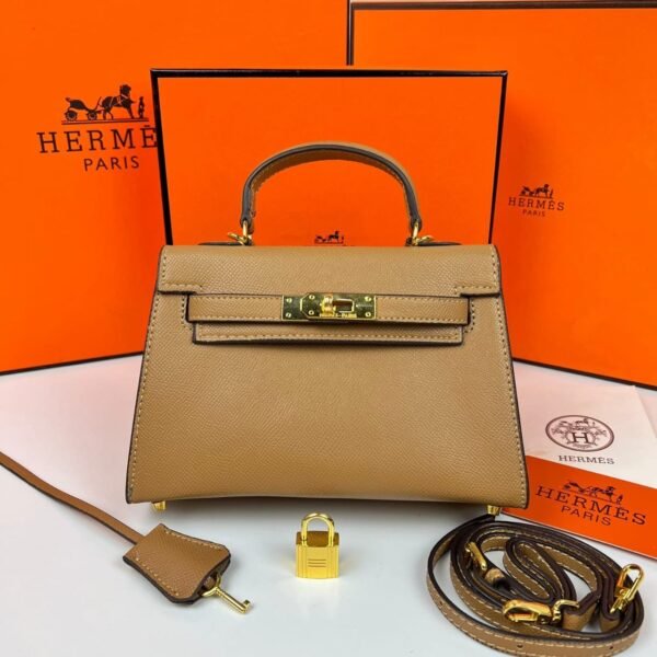 Hermès Handbag. Measuring 20.5 x 14 x 5 cm, this exquisite piece combines compact elegance with functional design.