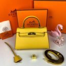 Hermès Handbag. Measuring 20.5 x 14 x 5 cm, this exquisite piece combines compact elegance with functional design.