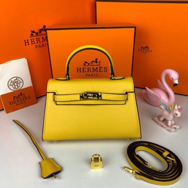 Hermès Handbag. Measuring 20.5 x 14 x 5 cm, this exquisite piece combines compact elegance with functional design.