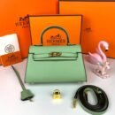 Hermès Handbag. Measuring 20.5 x 14 x 5 cm, this exquisite piece combines compact elegance with functional design.