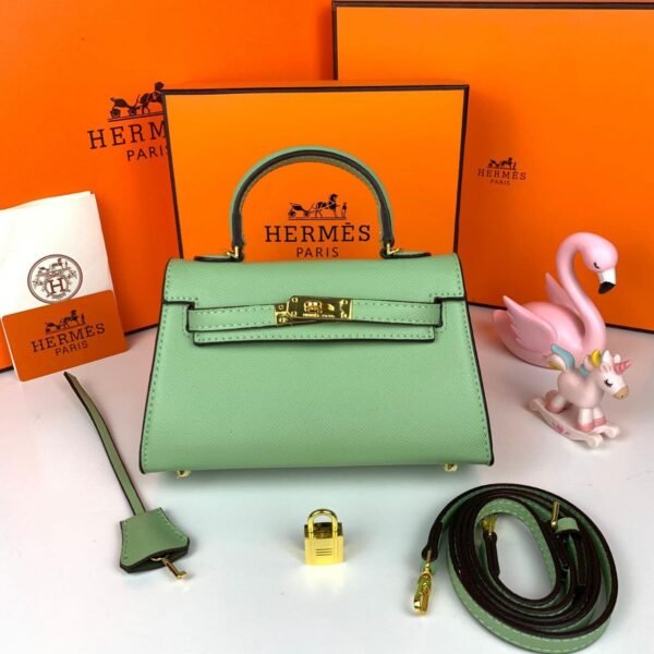 Hermès Handbag. Measuring 20.5 x 14 x 5 cm, this exquisite piece combines compact elegance with functional design.