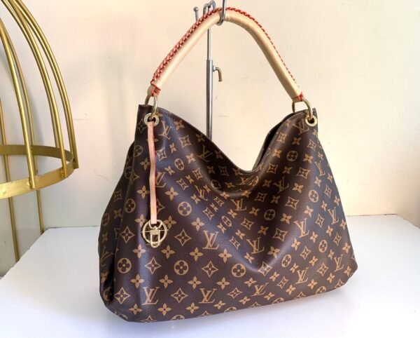 Louis Vuitton Shoulder Bag, a perfect blend of luxury and practicality. Measuring a generous 42 cm, this bag offers ample space for all your essentials
