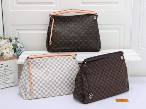 Louis Vuitton Shoulder Bag, a perfect blend of luxury and practicality. Measuring a generous 42 cm, this bag offers ample space for all your essentials
