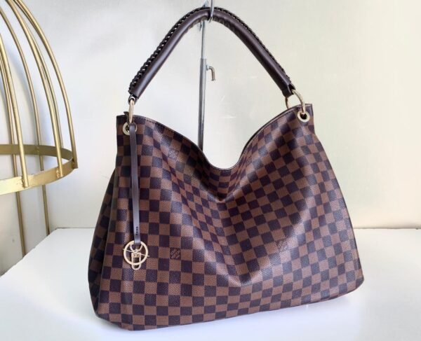 Louis Vuitton Shoulder Bag, a perfect blend of luxury and practicality. Measuring a generous 42 cm, this bag offers ample space for all your essentials