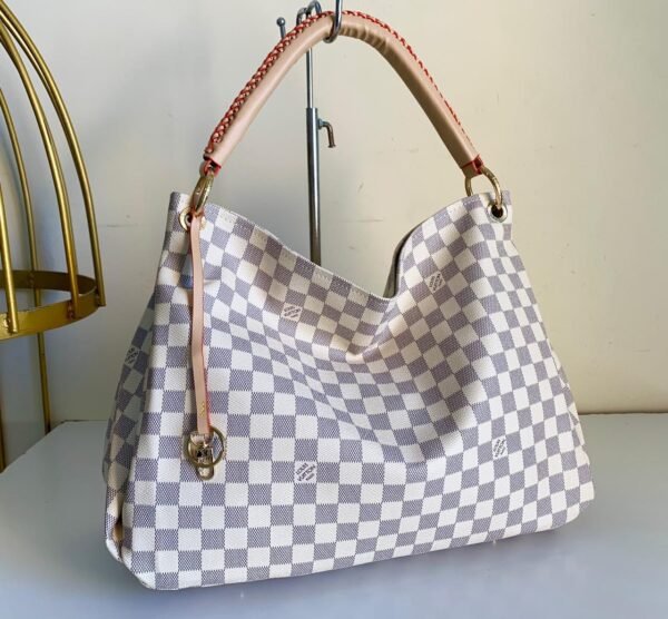 Louis Vuitton Shoulder Bag, a perfect blend of luxury and practicality. Measuring a generous 42 cm, this bag offers ample space for all your essentials