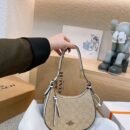 the Coach Kelo Hobo Shoulder Bag, a pinnacle of style and functionality. Crafted with first-quality materials, this bag measures 21 x 18 cm - 5