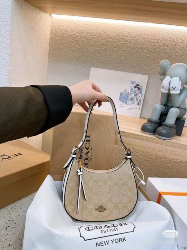 the Coach Kelo Hobo Shoulder Bag, a pinnacle of style and functionality. Crafted with first-quality materials, this bag measures 21 x 18 cm