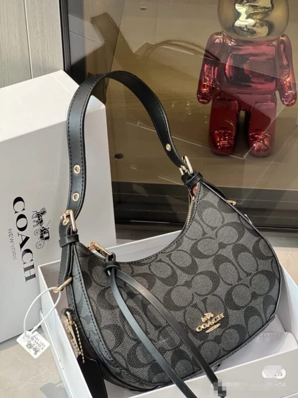 the Coach Kelo Hobo Shoulder Bag, a pinnacle of style and functionality. Crafted with first-quality materials, this bag measures 21 x 18 cm