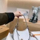 the Coach Kelo Hobo Shoulder Bag, a pinnacle of style and functionality. Crafted with first-quality materials, this bag measures 21 x 18 cm - 1