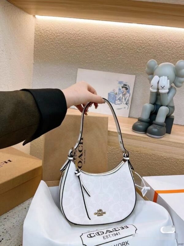the Coach Kelo Hobo Shoulder Bag, a pinnacle of style and functionality. Crafted with first-quality materials, this bag measures 21 x 18 cm