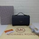 Michael Kors Handbag, a timeless blend of luxury and practicality. 22 x 14 x 7 cm and accompanied by its original box, this handbag combines compact elegance - 4