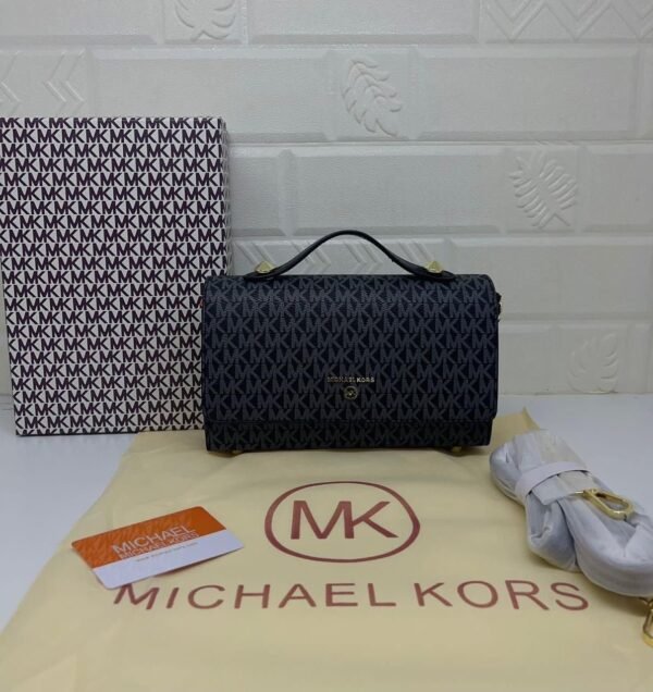 Michael Kors Handbag, a timeless blend of luxury and practicality. 22 x 14 x 7 cm and accompanied by its original box, this handbag combines compact elegance