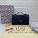 Michael Kors Handbag, a timeless blend of luxury and practicality. 22 x 14 x 7 cm and accompanied by its original box, this handbag combines compact elegance - 3
