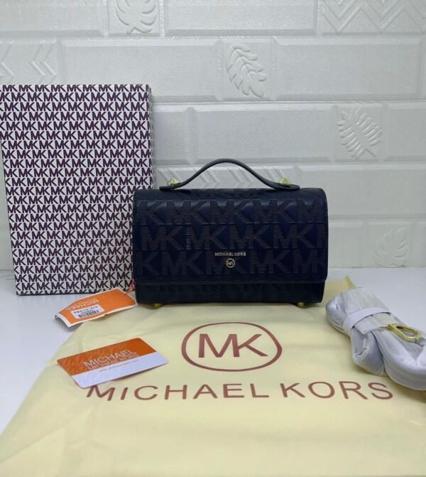 Michael Kors Handbag, a timeless blend of luxury and practicality. 22 x 14 x 7 cm and accompanied by its original box, this handbag combines compact elegance
