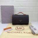 Michael Kors Handbag, a timeless blend of luxury and practicality. 22 x 14 x 7 cm and accompanied by its original box, this handbag combines compact elegance - 2