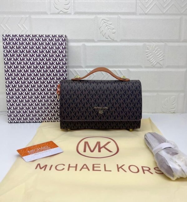 Michael Kors Handbag, a timeless blend of luxury and practicality. 22 x 14 x 7 cm and accompanied by its original box, this handbag combines compact elegance