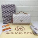 Michael Kors Handbag, a timeless blend of luxury and practicality. 22 x 14 x 7 cm and accompanied by its original box, this handbag combines compact elegance - 1