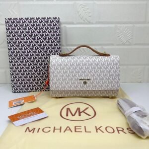 Michael Kors Handbag, a timeless blend of luxury and practicality. 22 x 14 x 7 cm and accompanied by its original box, this handbag combines compact elegance