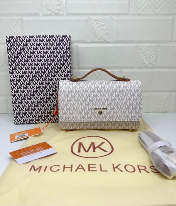 Michael Kors Handbag, a timeless blend of luxury and practicality. 22 x 14 x 7 cm and accompanied by its original box, this handbag combines compact elegance