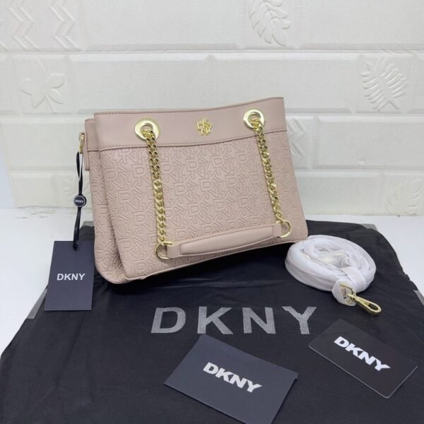 DKNY Shoulder Bag, a perfect blend of style and functionality. With a size of 25 cm, this shoulder bag offers ample space for your essentials while maintaining a sleek