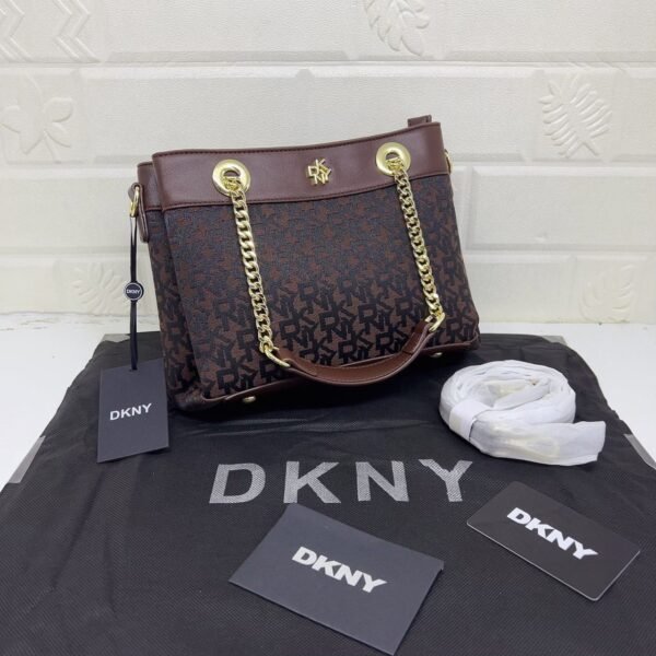 DKNY Shoulder Bag, a perfect blend of style and functionality. With a size of 25 cm, this shoulder bag offers ample space for your essentials while maintaining a sleek