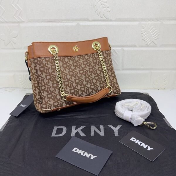DKNY Shoulder Bag, a perfect blend of style and functionality. With a size of 25 cm, this shoulder bag offers ample space for your essentials while maintaining a sleek