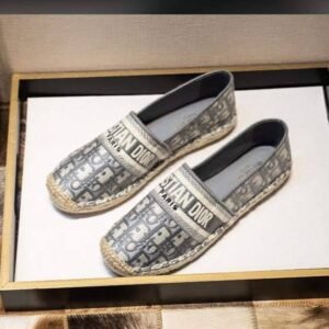Dior flat shoes for women, complete with their original box. Crafted with meticulous attention to detail and adorned with the iconic Dior logo