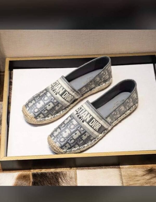 Dior flat shoes for women, complete with their original box. Crafted with meticulous attention to detail and adorned with the iconic Dior logo